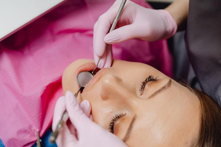 Biały bąbel na dziąśle – przyczyny i leczenie